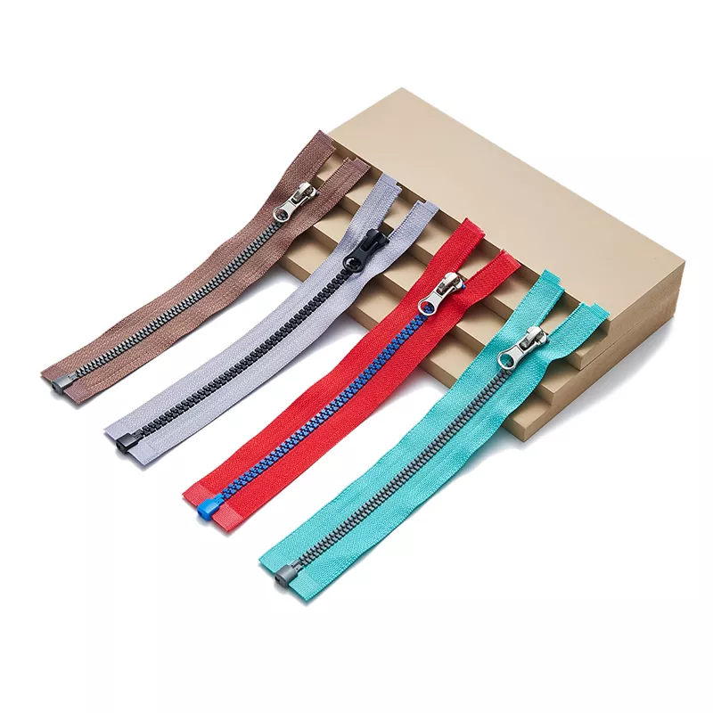 Muovinen vetoketju erikoismuotoilluilla hampailla